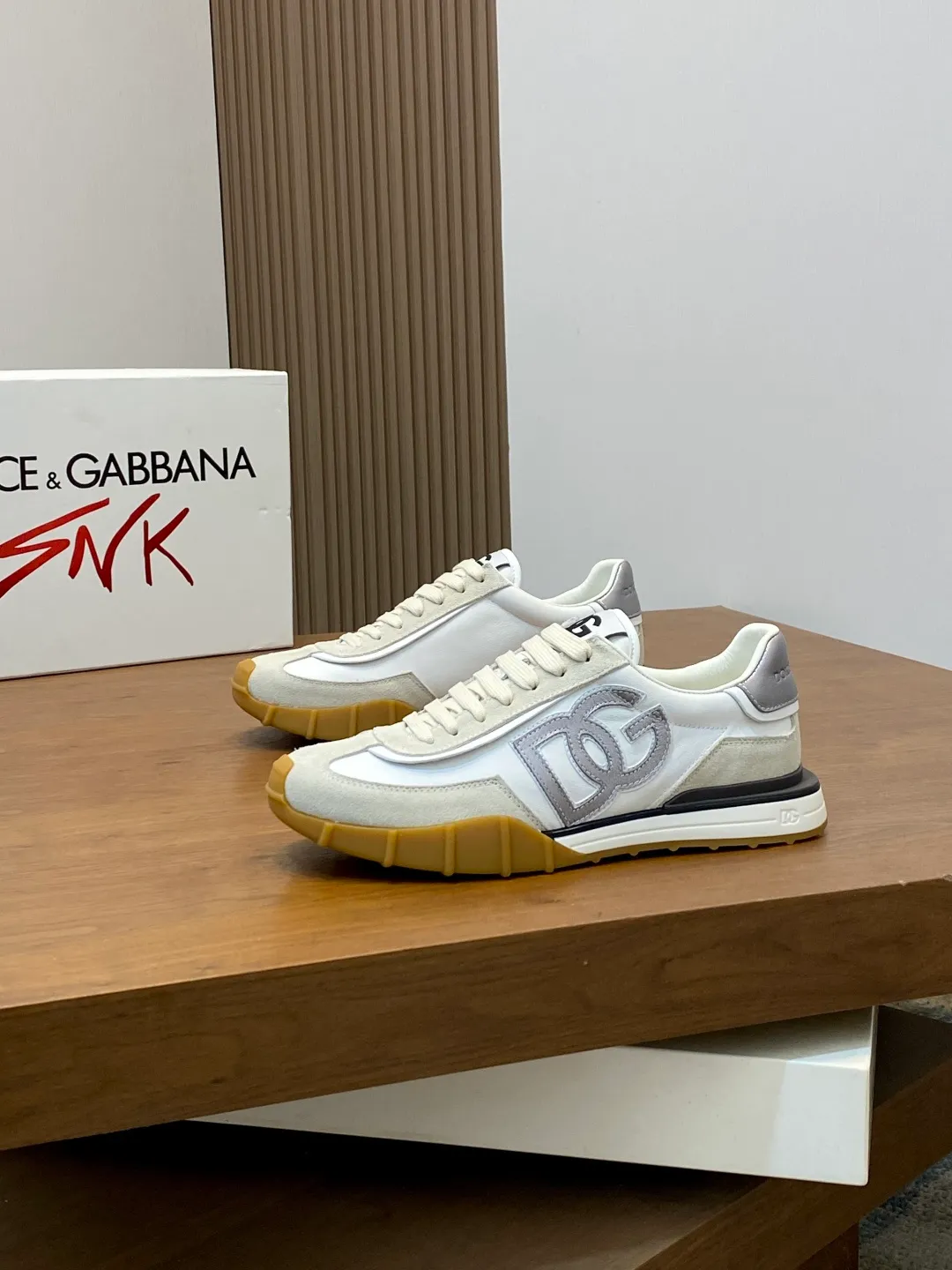 💰800 Dolce&Gabbana/Dolce & Gabbana men’s new casual sports shoes This sneaker is made of multiple materials. The nylon fabric upper is integrated with glossy leather, suede leather and rubber elements, and is decorated with reflective details. It has a silk-screen logo and a dual design of thick round and flat laces. It has a square toe, rubber foam midsole and gear pattern rubber composite sole decorated with the iconic "DG" logo. The shoe body is decorated with three-dimensional labels with the brand logo in many places. The style is fashionable and elegant, and the unique design is presented in a dazzling and modern new language. The fabric towel lining is paired with logo cowhide feet for a stylish and stylish look! Comes with a full set of packaging! Size: 39-40-41-42-43-44 leather shoe size (38/45 can be customized but does not support returns)